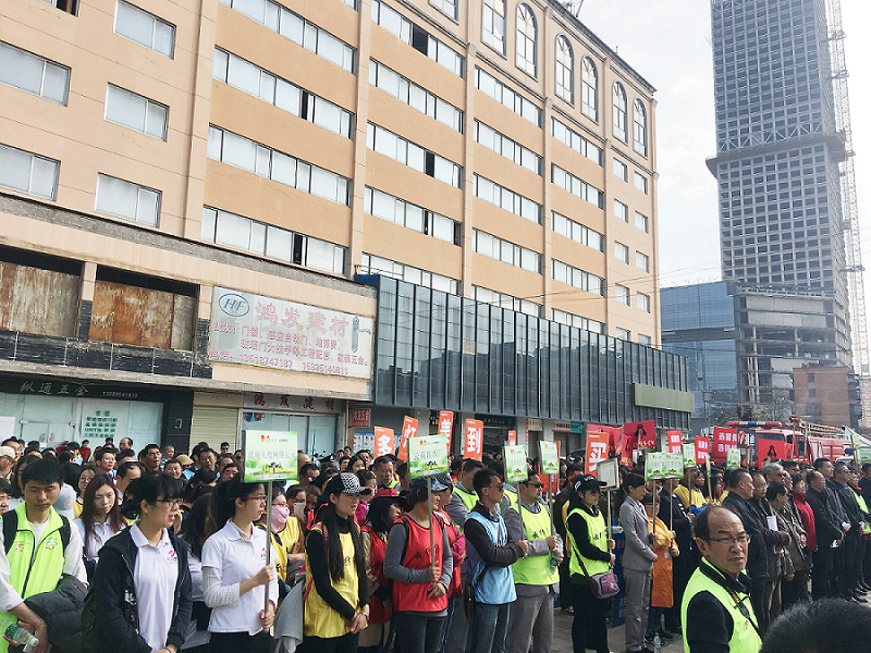 2017年3月5日，是我國(guó)第54個(gè)學(xué)雷鋒紀(jì)念日。3月份的春天萬(wàn)物復(fù)蘇，百花齊放。陽(yáng)光透過(guò)淡薄的云層照耀著大地，它的萬(wàn)道金光愉快地普照著萬(wàn)物。春風(fēng)拂面,是那么清柔,那么親切,就像是雷鋒的精神一直溫暖著、鼓舞著我們!